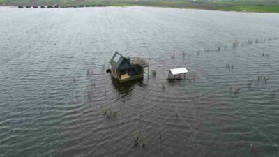 Bursa’da Ulubat Gölü’nün taşmasıyla göle komşu Akçalar Mahallesi’nde onlarca tiny