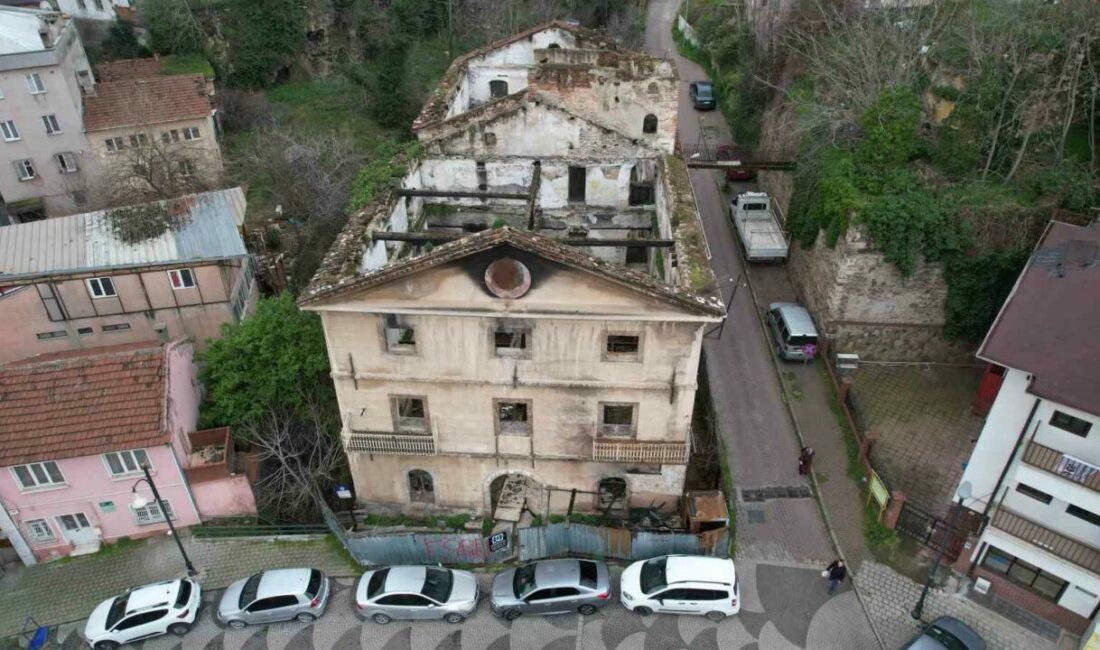 Bursa’da 156 yıllık tarihi bina gece yaşanan yangında hasar gördü.