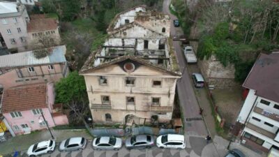 Bursa’da 156 yıllık tarihi bina gece yaşanan yangında hasar gördü.