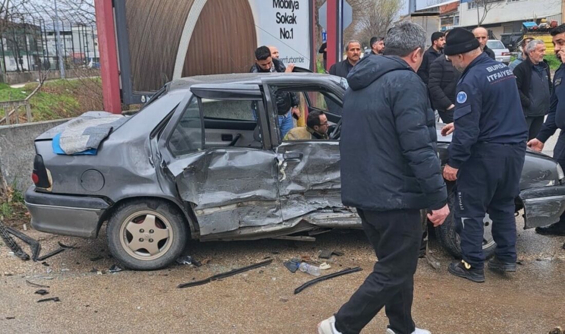 2 aracın karıştığı kazada 4’ü çocuk 9 kişi yaralandı Bursa’nın İnegöl ilçesinde meydana gelen kazada 2 araç çarpıştı: 4’ü
