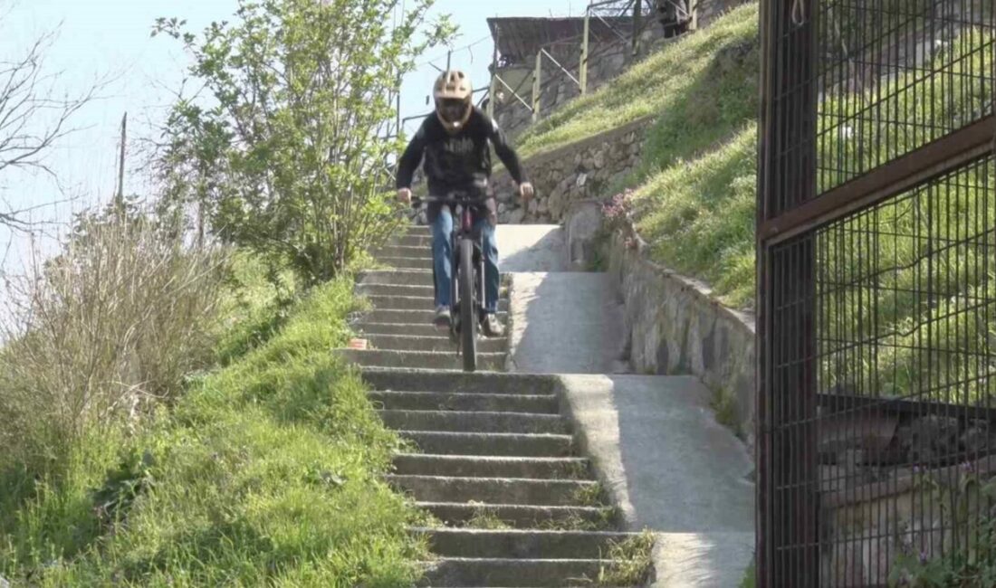 Adrenalin dolu anlar kask kamerasında…Bursalı genç Dünya Şampiyonası’na hazırlanıyor Uludağ’ın eteklerindeki dik yokuşlu semtlerdeki merdivenlerden bisikletiyle inerek yürekleri ağızlara