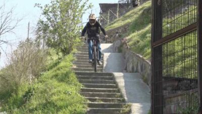 Uludağ’ın eteklerindeki dik yokuşlu semtlerdeki merdivenlerden bisikletiyle inerek yürekleri ağızlara