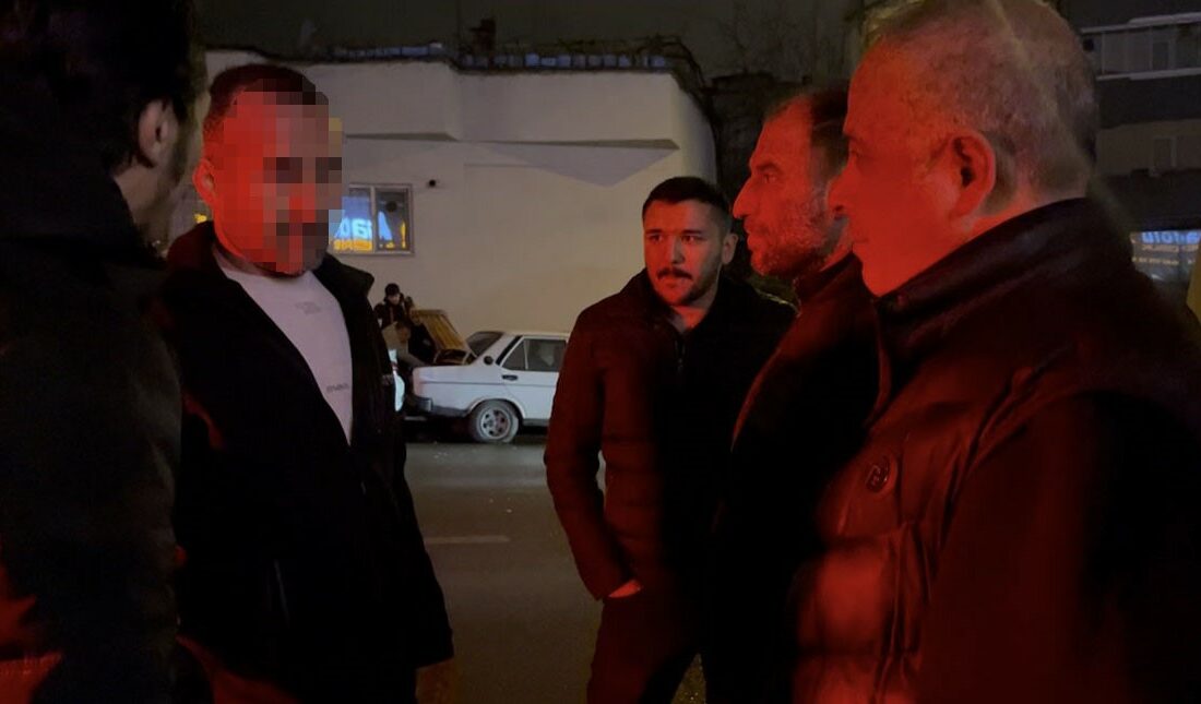 Alkollü sürücü ortalığı karıştırdı: Vatandaşı polis sandı, araç sahiplerini teselli etti Bursa’da alkollü sürücü direksiyon başına geçince ortalığı savaş alanına çevirdi.