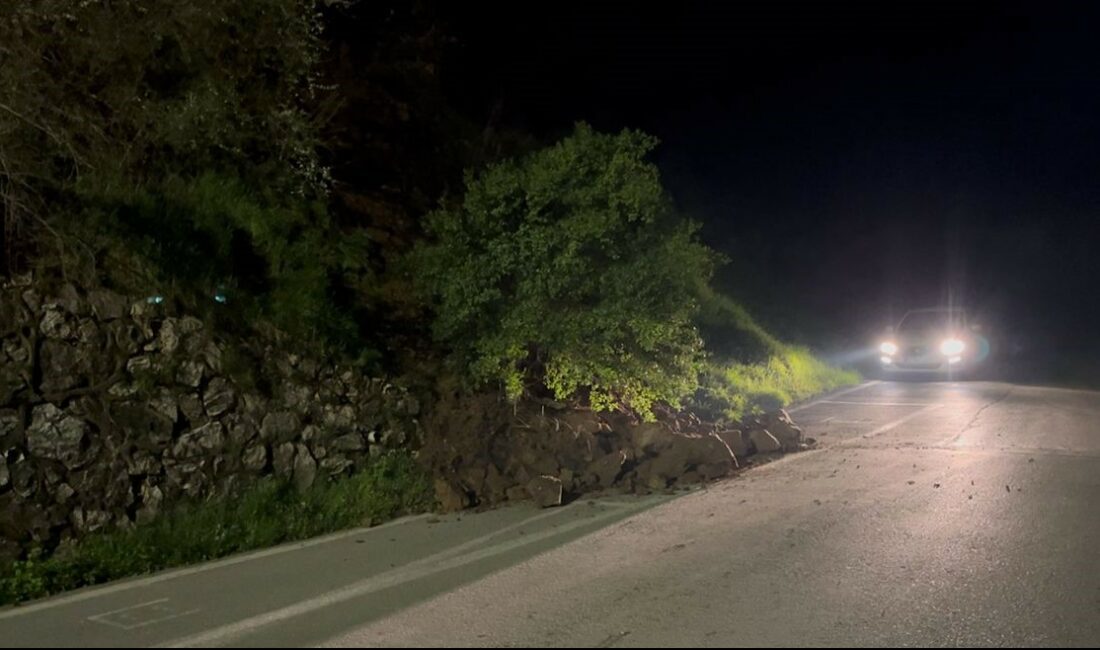 Bursa’nın Nilüfer ilçesinde meydana gelen toprak kayması nedeniyle, kayalıklar yola