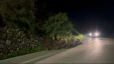 Bursa’nın Nilüfer ilçesinde meydana gelen toprak kayması nedeniyle, kayalıklar yola