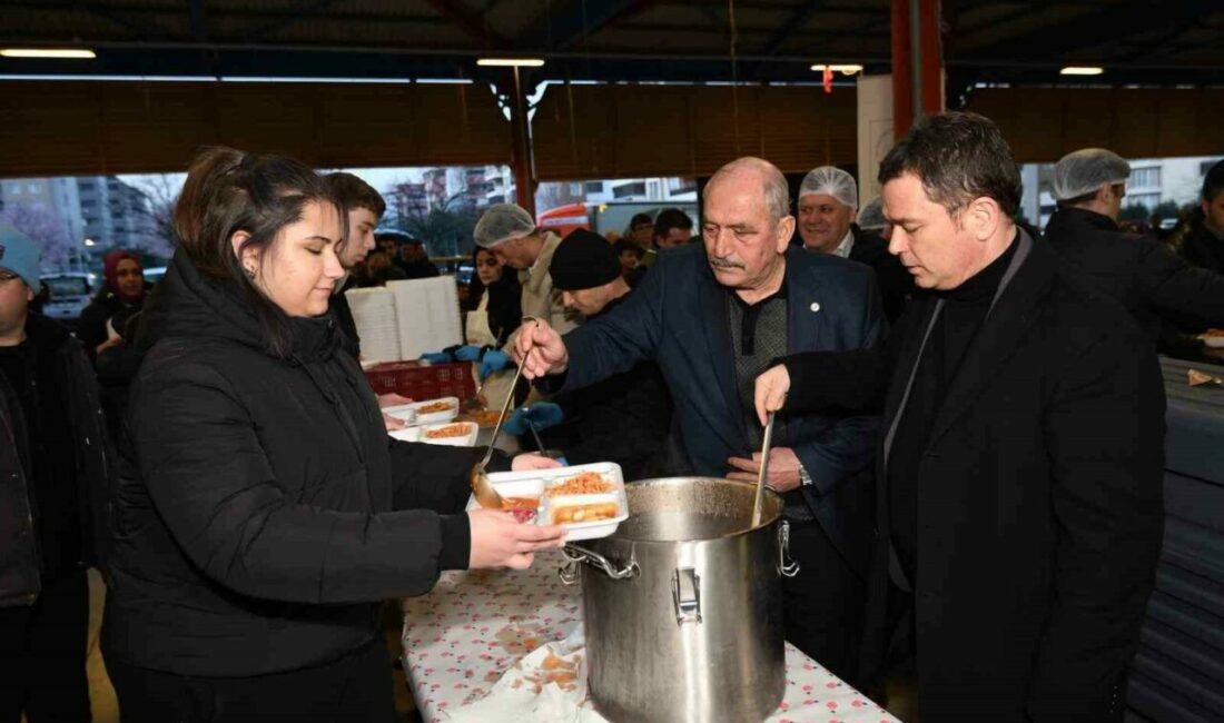 Osmangazi Belediyesi’nin mahalle iftarları kapsamında Hamitler Mahallesi’nde kurduğu ’Gönül Sofrası’,