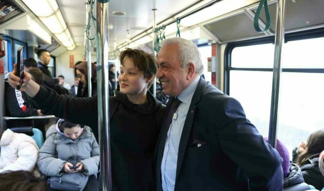 Başkan Şadi Özdemir’den mesai öncesi metro sürprizi Nilüfer Belediye Başkanı Şadi Özdemir, güne BursaRay’da vatandaşlarla yolculuk yaparak