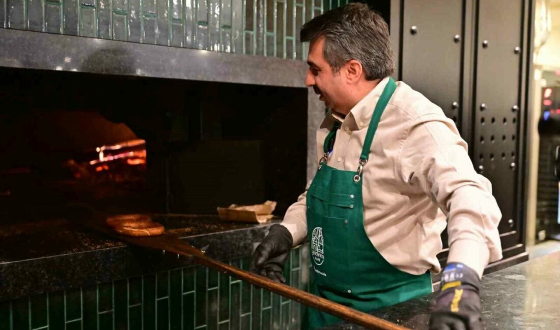 Başkan Yılmaz önce pişirdi sonra ikram etti Yıldırım Belediye Başkanı Oktay Yılmaz, Tarihi Taş Fırın’da fırının başına