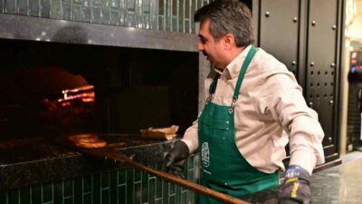 Yıldırım Belediye Başkanı Oktay Yılmaz, Tarihi Taş Fırın’da fırının başına