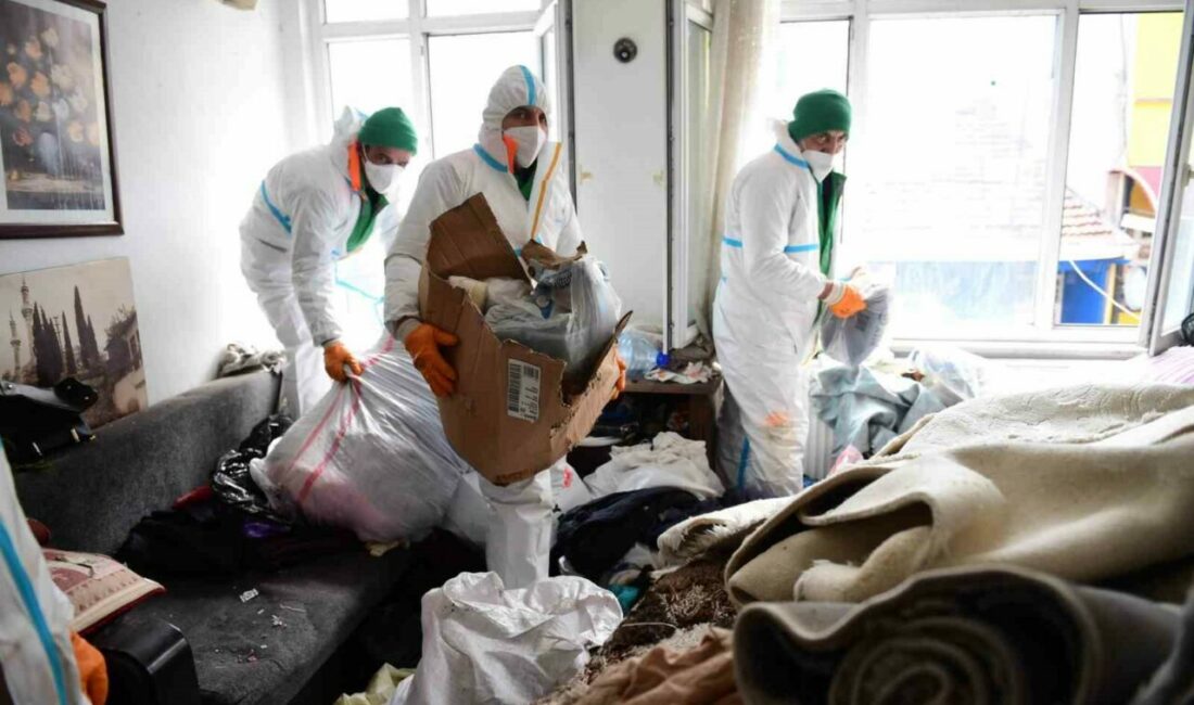 Bursa’nın Osmangazi ilçesindeki tarihi Kayıhan sokağında tonlarca çöpün biriktiği bir