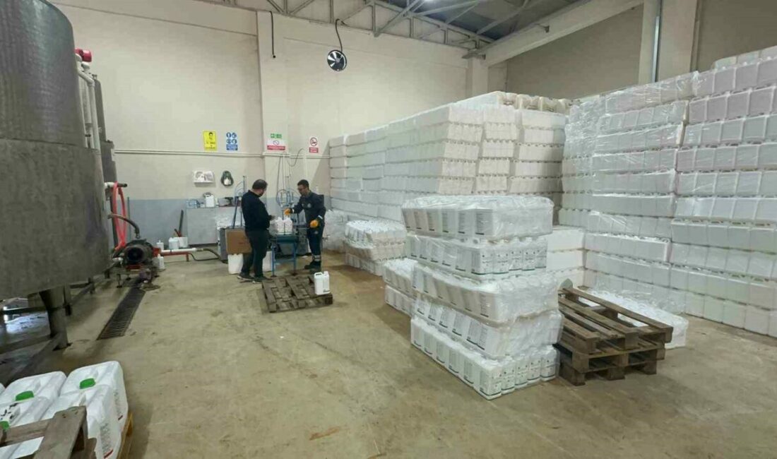 Bursa Büyükşehir fiyatı artan gübrede çiftçinin yanında Bursa Büyükşehir Belediyesinin çiftçilere yüzde 50 indirimle sunduğu sıvı gübreler