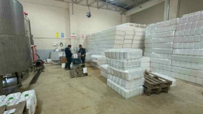 Bursa Büyükşehir Belediyesinin çiftçilere yüzde 50 indirimle sunduğu sıvı gübreler