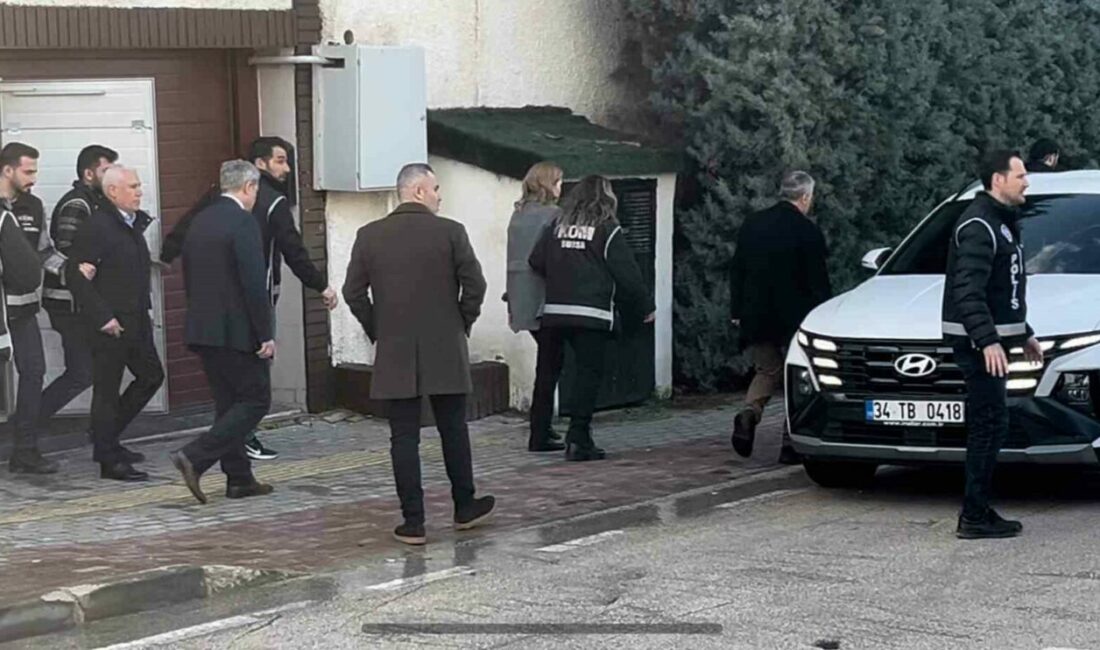 Bursa Büyükşhir Belediye Başkanı Bozbey gözaltına alındı Bursa Büyükşhir Belediye Başkanı Mustafa Bozbey, eşi ve kızı gözaltına