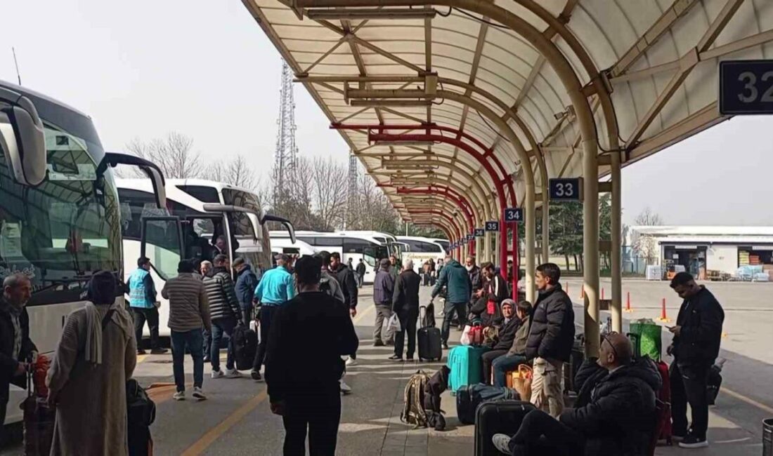 Bursa’da bayram öncesi hareketlilik başladı. Şehirlerarası Otobüs Terminali’nde peronlar yolcularla