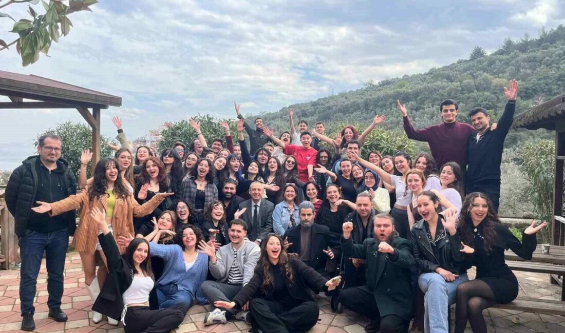 Bursa Uludağ Üniversitesi Güzel Sanatlar Fakültesi’nde tiyatro günü Bursa Uludağ Üniversitesi (BUÜ) Güzel Sanatlar Fakültesi 27 Mart Dünya