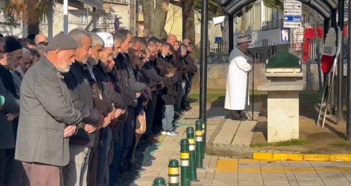 Bursa’da 7 yaşındaki Gökçe son yolculuğuna uğurlandı Bursa’da kalp ameliyatı sonrası enfeksiyon kaparak hayatını kaybeden 7 yaşındaki