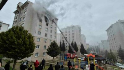 Bursa’nın İnegöl ilçesindeki 8 katlı binada yangın çıktı. Yangın, saat