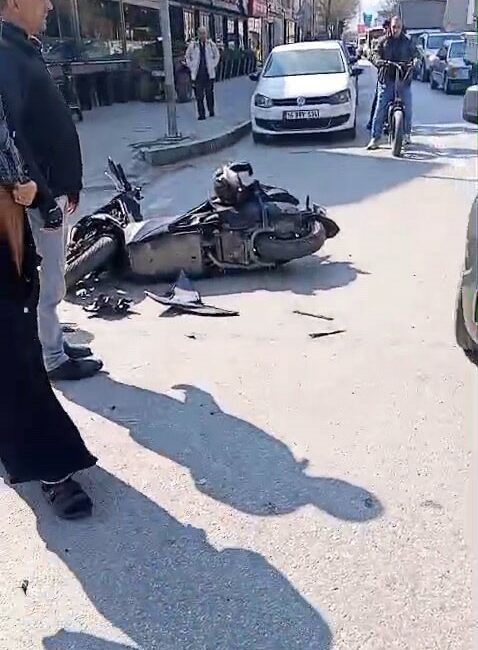 Bursa’nın İnegöl ilçesinde motosiklet ile hafif ticari aracın çarpıştığı kazada