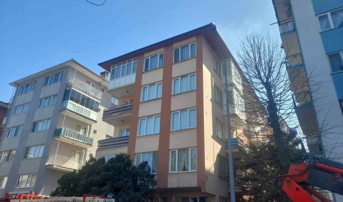 Bursa’nın Osmangazi ilçesinde bir apartmanın çatısında çıkan yangın mahallede kısa