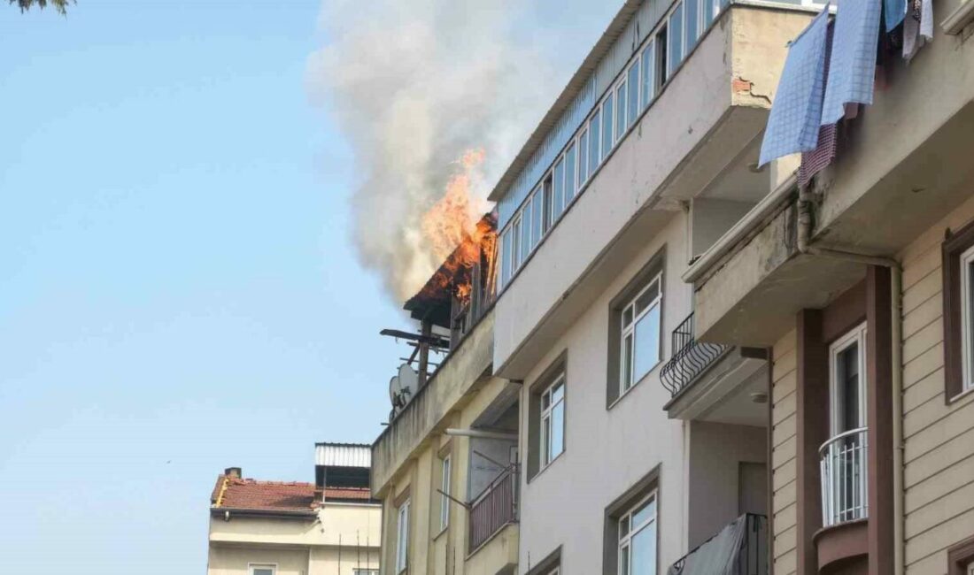 Bursa’nın İnegöl ilçesinde 4 katlı bir apartmanın terasında çıkan yangın