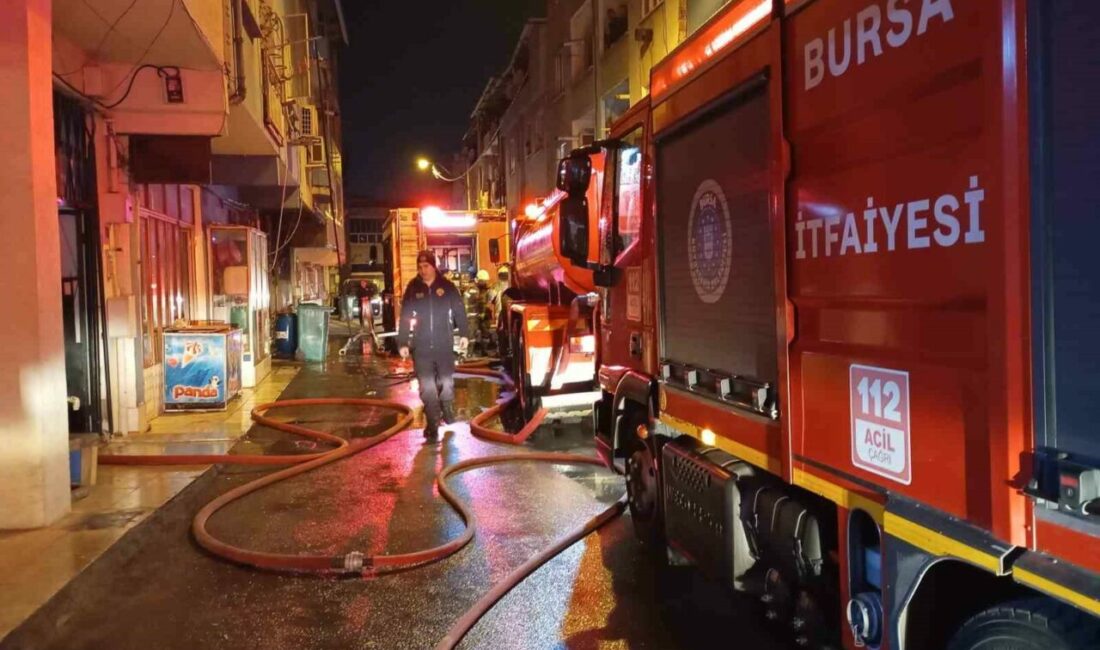 Bursa’nın Osmangazi ilçesinde 3 katlı bir apartmanın çatı katında çıkan