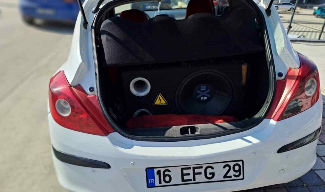 Bursa’nın İnegöl ilçesinde Trafik Büro Amirliği ekiplerince araçta yüksek sesle