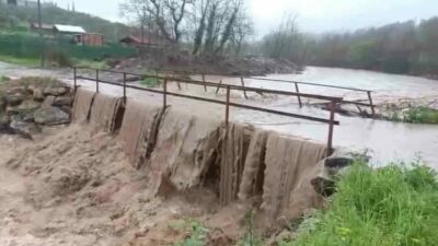 Bursa’nın Gemlik ilçesinde aşırı yağışlar sebebiyle taşan dere yüzünden yol