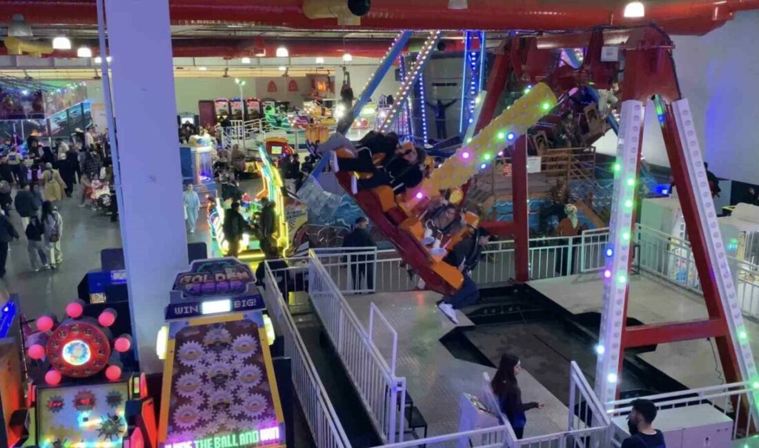 Bursa’da bayramın adresi AVM’ler oldu Ramazan Bayramı’nda etkili olan yağışlı hava, Bursalı vatandaşların bayram ziyaretleri