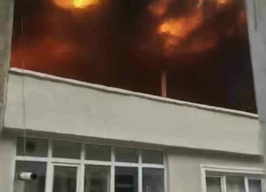 Bursa’da iki katlı binanın çatı katı henüz belirlenemeyen bir nedenle