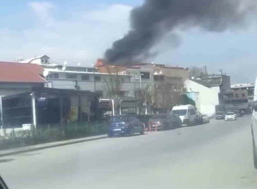 Bursa’da çatı katı alevlere teslim oldu Bursa’da bir evin çatı katında çıkan yangın itfaiye ekiplerinin müdahalesiyle