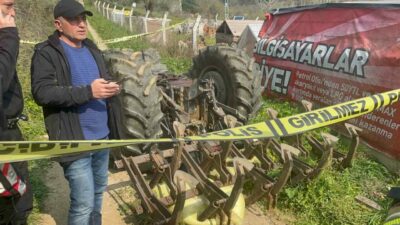 Bursa’da devrilen traktörünün altında kalan 65 yaşındaki sürücü hayatını kaybetti.