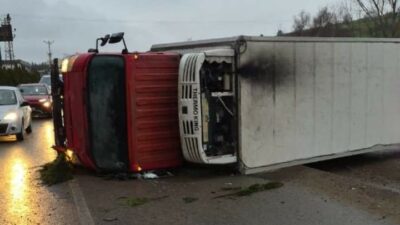 Bursa’nın İnegöl ilçesinde kontrolden çıkan kamyonun fabrika duvarına çarparak devrilmesi