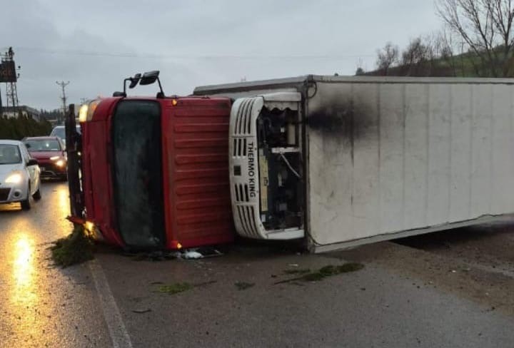 Bursa’nın İnegöl ilçesinde kontrolden çıkan kamyonun fabrika duvarına çarparak devrilmesi