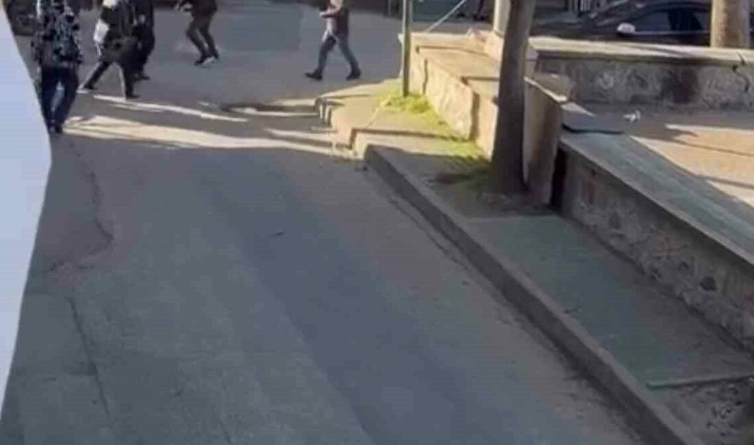 Bursa’nın Osmangazi ilçesinde iki esnaf arasında çıkan kavga sokak ortasında