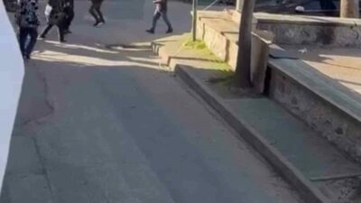 Bursa’nın Osmangazi ilçesinde iki esnaf arasında çıkan kavga sokak ortasında