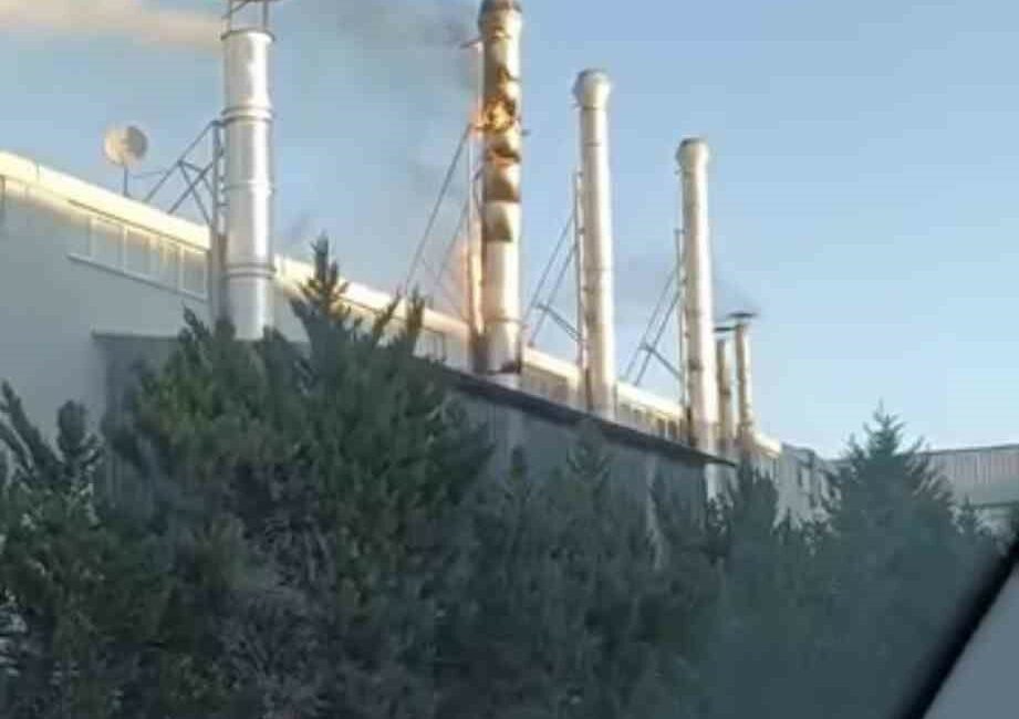Bursa’nın bir fabrikanın bacasında çıkan yangını itfaiye ekipleri söndürdü. Edinilen