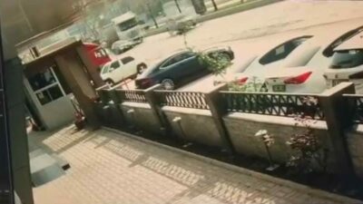 Bursa’nın Kestel ilçesinde şerit değiştirmek isteyen otomobilin sürücüsü sol şeritten