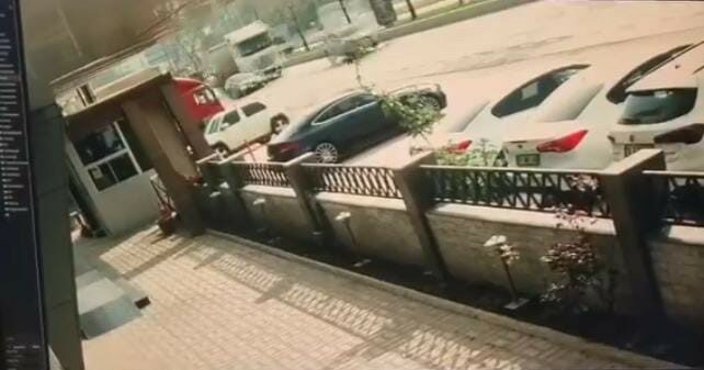 Bursa’da faciadan dönüldü: Tır otomobili metrelerce sürükledi Bursa’nın Kestel ilçesinde şerit değiştirmek isteyen otomobilin sürücüsü sol şeritten