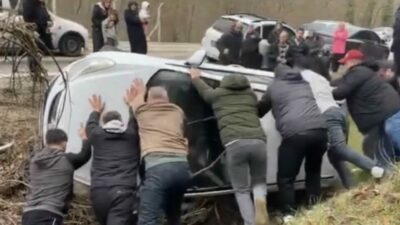 Bursa’da Orhaneli yolu üzerinde meydana gelen kazada 3 araç çarpıştı,