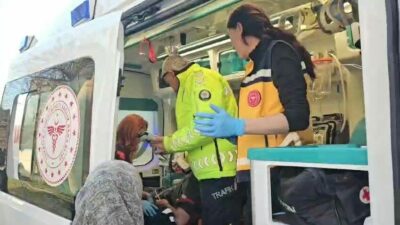 Bursa’da tansiyonu düşen servis şoförü direksiyon hakimiyetini kaybetti. Araç kaldırıma