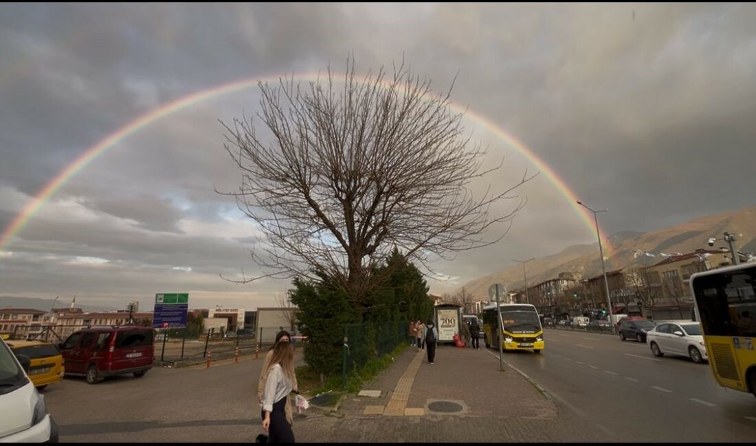 Bursa’da gökkuşağı mest etti Bursa’da yağmurun ardından oluşan gökkuşağı, izleyenleri mest etti. Hafif yağmurun