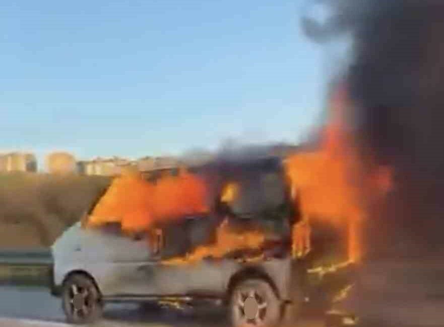 Bursa çevre yolunda seyir halindeki hafif ticari araç alev aldı.