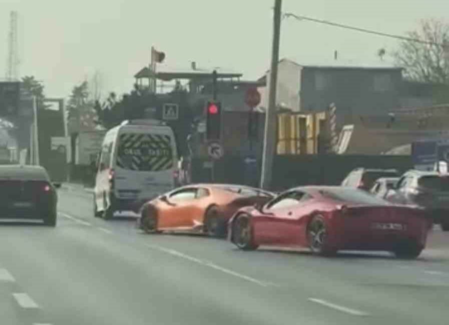 Bursa’da ultra lüks iki otomobilin hatalı şerit değiştirip kırmızı ışıkta