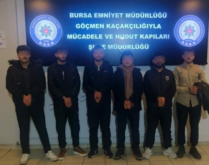 Bursa’da kaçak göçmen operasyonu: 17 yabancı uyruklu şahıs yakalandı Bursa’da polis ekipleri tarafından düzensiz göçle mücadele kapsamında düzenlenen operasyonlarda