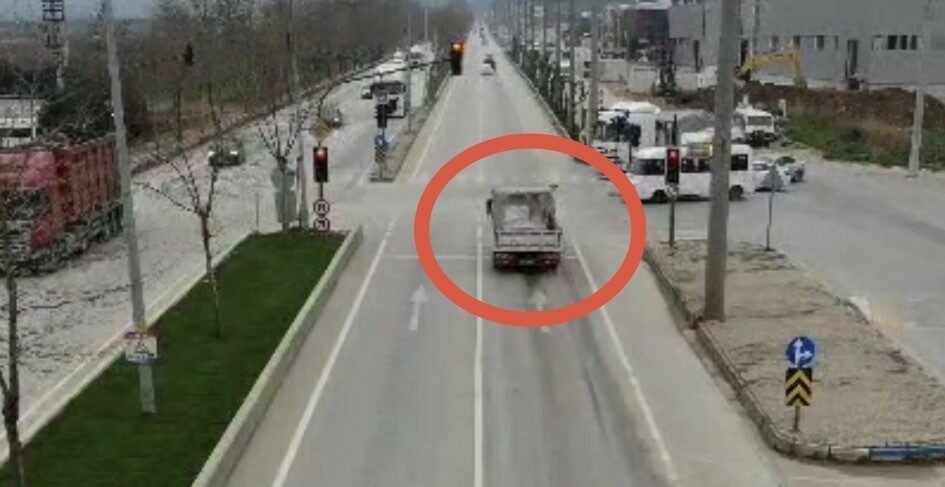 Bursa’da trafik güvenliğini sağlamak amacıyla gerçekleştirilen denetimlerde, kırmızı ışık ihlali