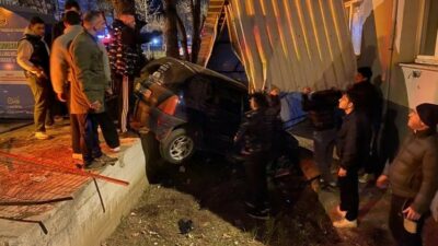 Bursa’nın Mudanya ilçesinde kontrolden çıkan otomobil, Mudanya Gümrük Konuk Evi’nin