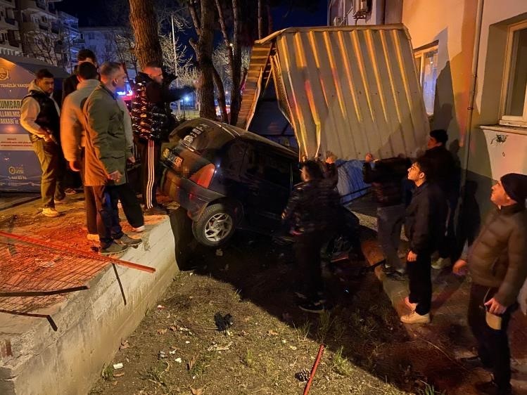 Bursa’nın Mudanya ilçesinde kontrolden çıkan otomobil, Mudanya Gümrük Konuk Evi’nin