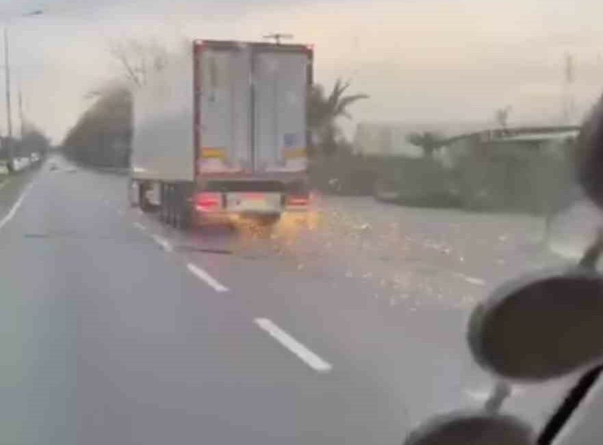 Bursa’da korku dolu anlar, direği deviren TIR olay yerinden kaçtı Bursa’nın Kestel ilçesine bağlı Barakfakı Mahallesi’nde iş çıkışı saatlerinde meydana