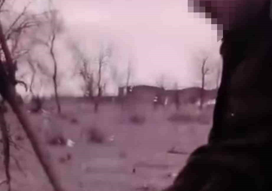 Bursa’da maganda dehşeti kamerada Bursa’da bir şüpheli, tabancayla havaya peş peşe ateş açtığı anları