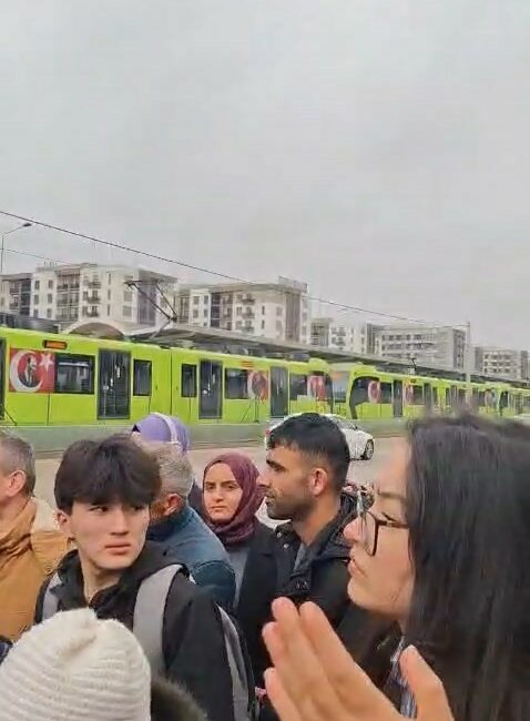 Bursa’da metro seferleri durdu BursaRay Kuzey Hattı’nda meydana gelen teknik arıza sebebiyle Acemler ve